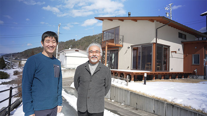 住宅を背にした設計士の荒井さんと日髙さん